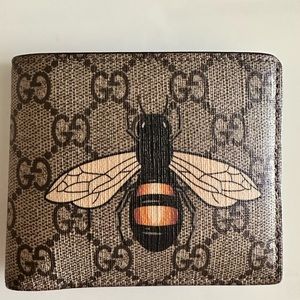 Gucci leather billfold wallet
Bee design, logo motif, embossed brand detailing